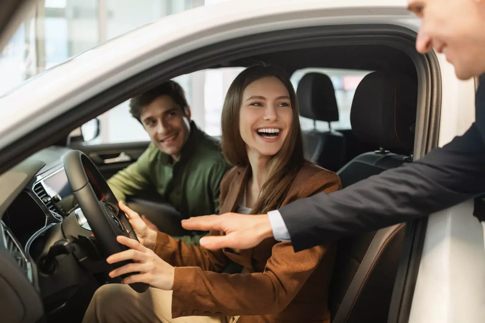 hero-couple-in-car-1600.webp